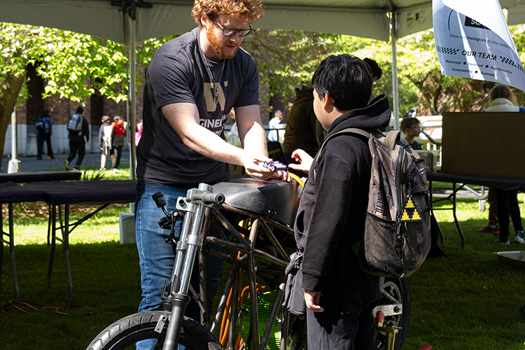 Young student speaking with a Engineering student volunteer