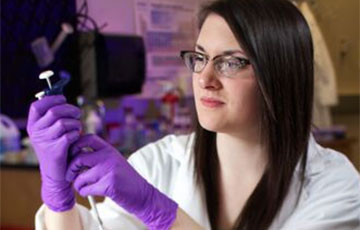 Cezanne Camacho working in BioE lab