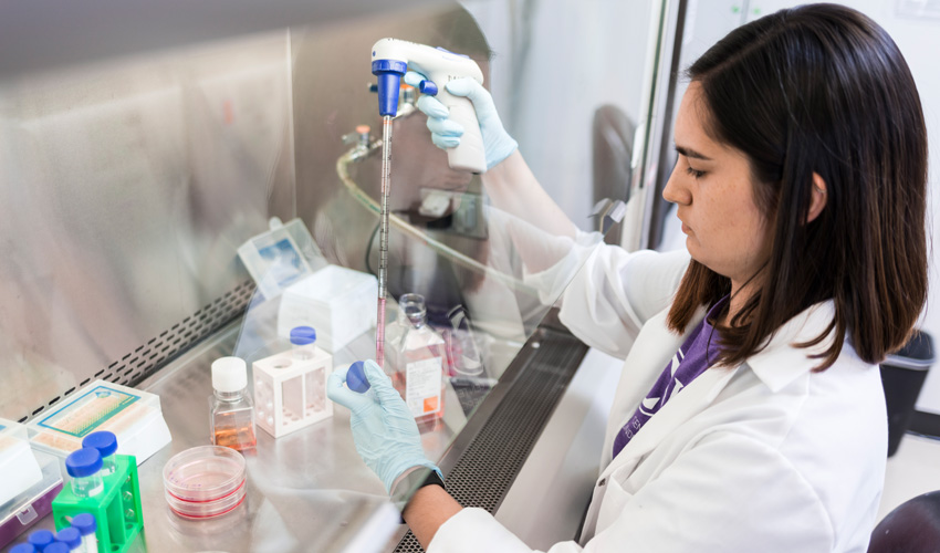 Jasmine Fuerte-Stone at work in the lab