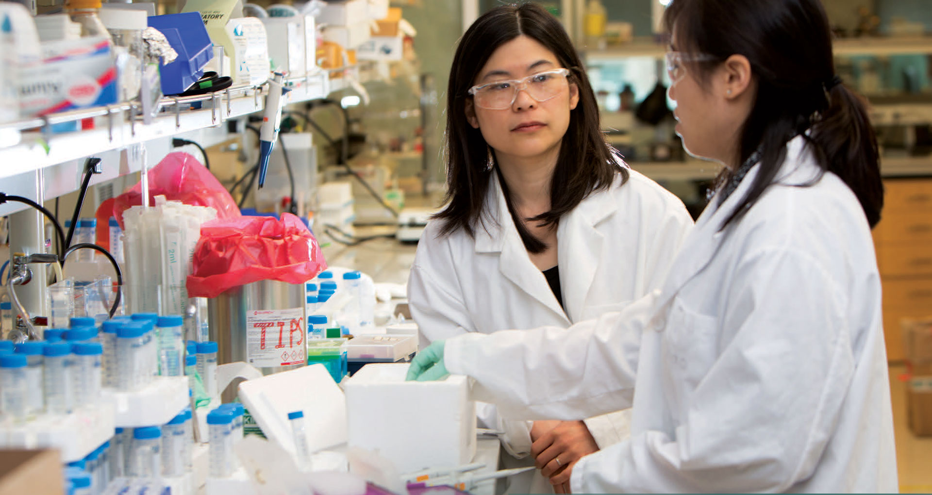 Suzie Pun and student working in lab