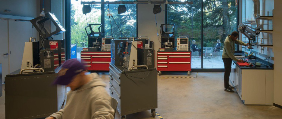 Interior of a G2 space within the IEB