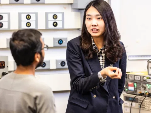 Professor Choi lecturing in the lab