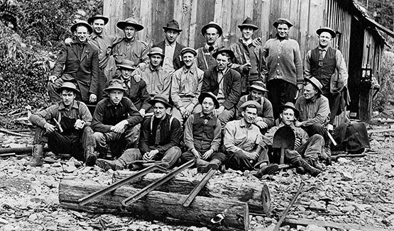 black and white photo of students from the UW College of Mines during a 1911 field trip