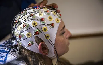 a brain-computer interface based on an electroencephalogram (EEG) cap